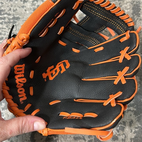 Wilson SF T ball glove - Picture 2 of 3